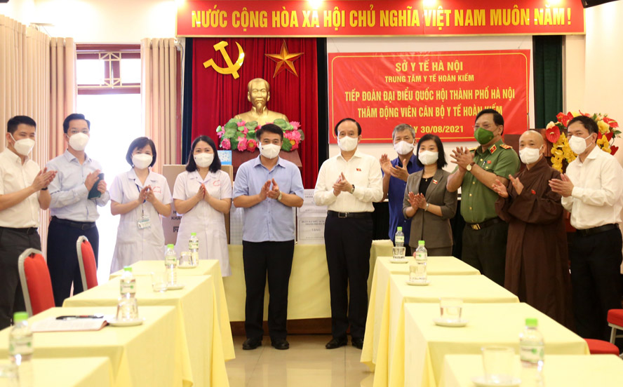 Đoàn Đại biểu Quốc hội TP Hà Nội thăm, tặng quà lực lượng tuyến đầu chống dịch